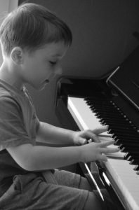 jeune_enfant_au_piano